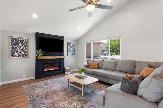Detail Gallery Image 8 of 34 For 1925 Meadow Brook Ct, Thousand Oaks,  CA 91362 - 4 Beds | 2/1 Baths