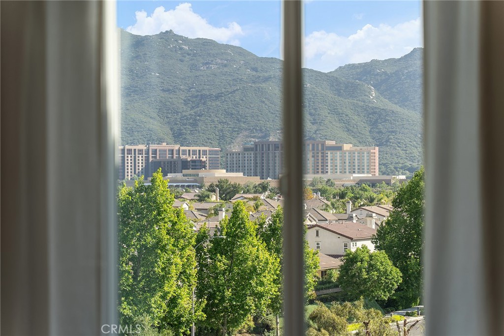 https://media.crmls.org/medias/d8b33dbe-2956-40dc-ad4f-93834bf683d3.jpg?preset=X-Large