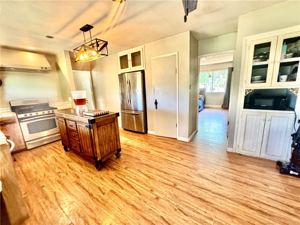 https://media.crmls.org/medias/d8b5ff24-bc2b-4b9f-a7ac-c49690339309.jpg?preset=X-Large