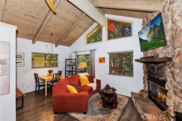 Detail Gallery Image 5 of 33 For 760 Lake Dr, Lake Arrowhead,  CA 92352 - 3 Beds | 2 Baths