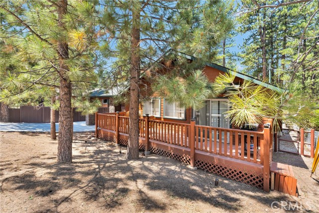 Detail Gallery Image 2 of 31 For 128 Crater Lake Rd, Big Bear Lake,  CA 92315 - 3 Beds | 2 Baths