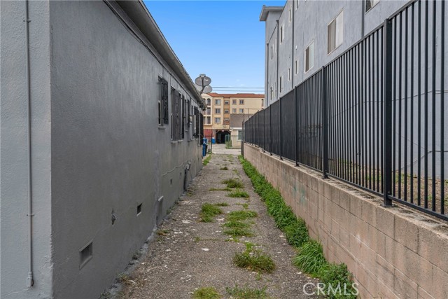 Detail Gallery Image 5 of 24 For 3322 W 63rd St, Los Angeles,  CA 90043 - – Beds | – Baths