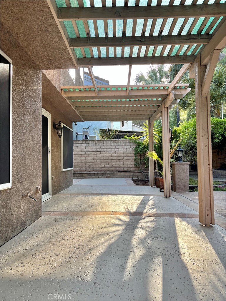 https://media.crmls.org/medias/d8bb10cb-4fff-404c-8f5a-a348b5327154.jpg?preset=X-Large