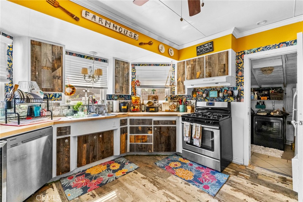 https://media.crmls.org/medias/d8bb19f3-5103-4e16-b37b-8893621c8755.jpg?preset=X-Large