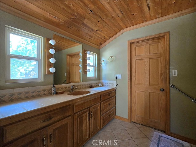943 Grass Valley Road, Lake Arrowhead CA: https://media.crmls.org/medias/d8bbe953-e50d-4b5f-8986-a94ee52b8b24.jpg