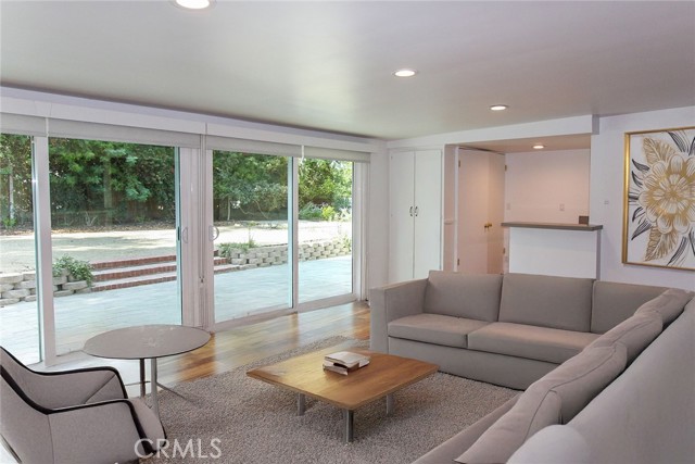 Detail Gallery Image 4 of 25 For 19756 Collier St, Woodland Hills,  CA 91364 - 4 Beds | 2/1 Baths