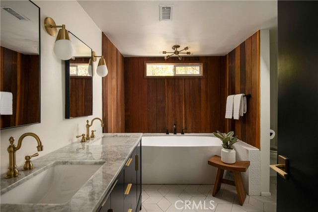 Detail Gallery Image 19 of 25 For 27663 North Bay Rd, Lake Arrowhead,  CA 92352 - 4 Beds | 3 Baths