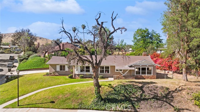 Detail Gallery Image 8 of 42 For 134 W Broadbent, Riverside,  CA 92507 - 4 Beds | 3 Baths