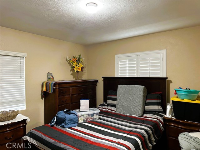 150 E 95th Street, Los Angeles CA: https://media.crmls.org/medias/d8c13873-6e80-4180-8383-feea80cdb037.jpg