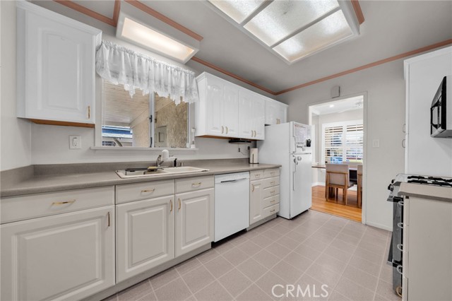 5514 Bellflower Blvd, Lakewood CA: https://media.crmls.org/medias/d8c1fb39-daeb-447a-8aa1-c1a8f12fa8d1.jpg