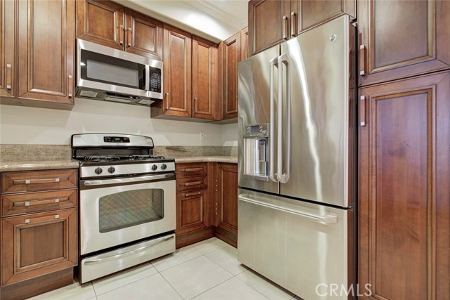 Detail Gallery Image 6 of 32 For 556 E Palm Ave #102,  Burbank,  CA 91501 - 3 Beds | 3 Baths