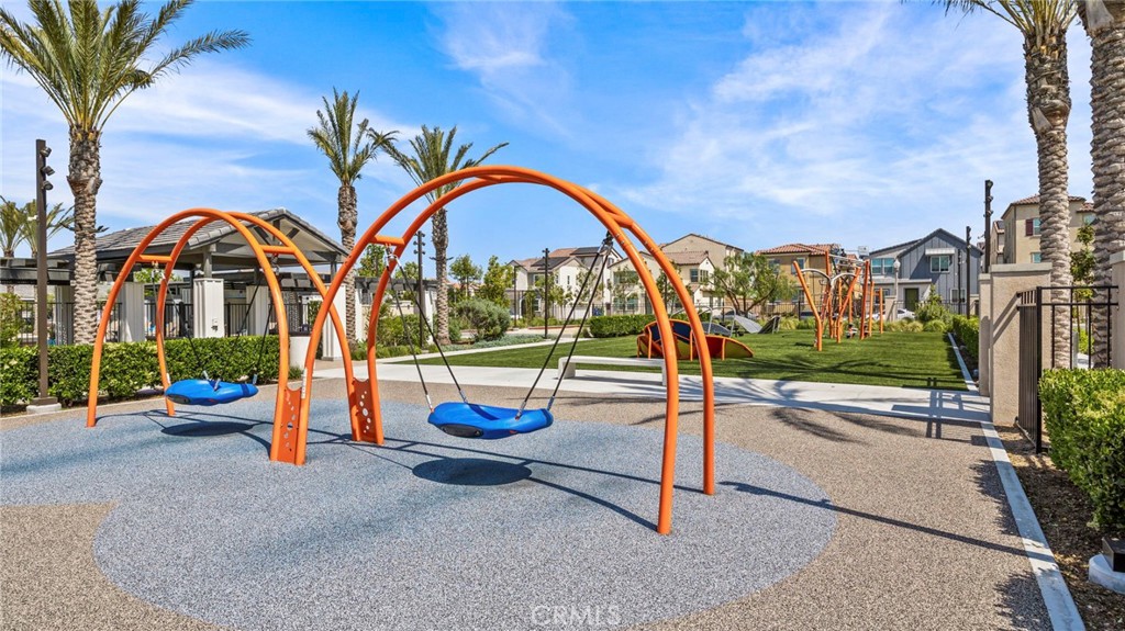 https://media.crmls.org/medias/d8c436de-dfb3-40c2-9bba-c6a1535a1559.jpg?preset=X-Large