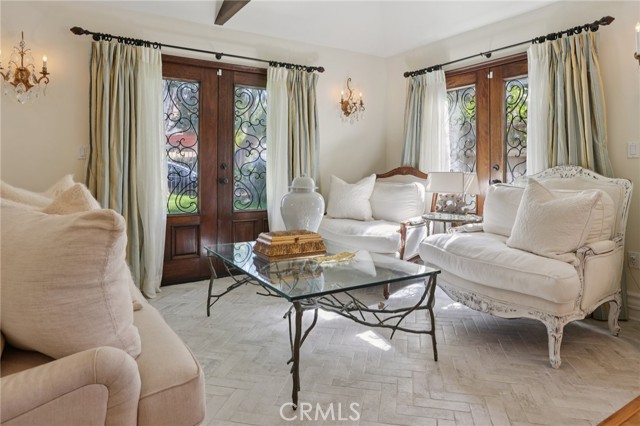 Detail Gallery Image 6 of 54 For 22015 Independencia St, Woodland Hills,  CA 91364 - 3 Beds | 2 Baths