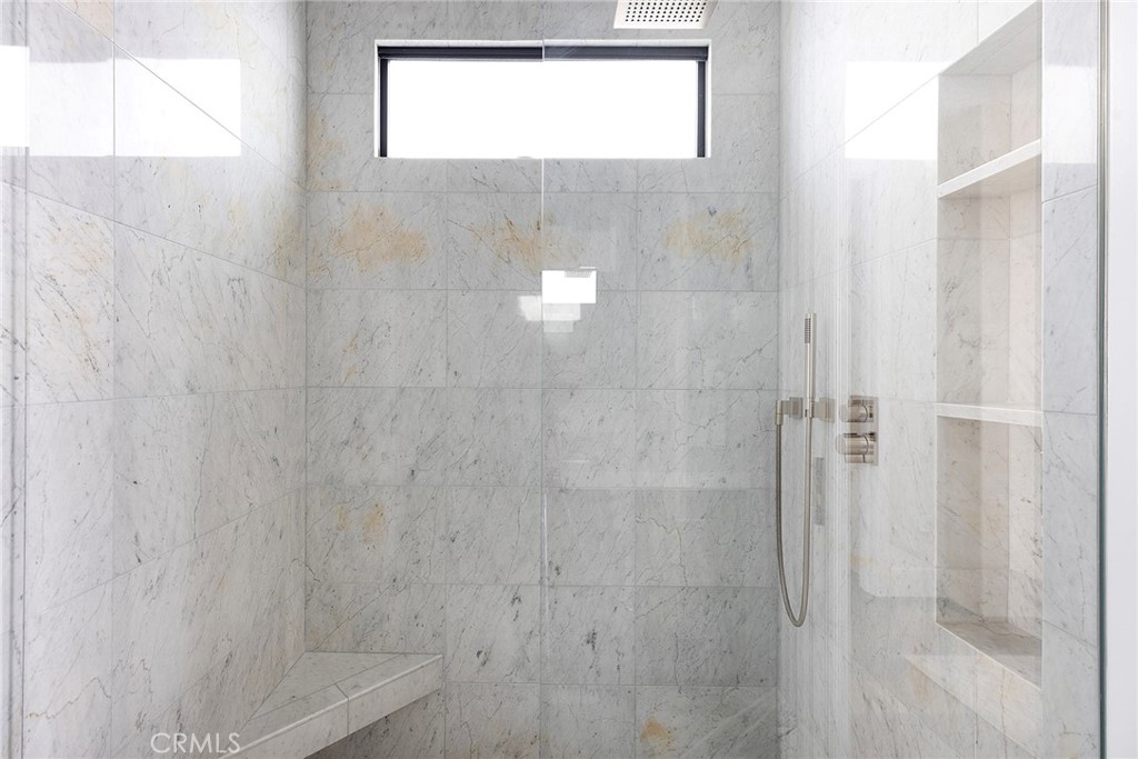 https://media.crmls.org/medias/d8c65eb9-edbb-4b70-bb1e-d9e3c20e7ff5.jpg?preset=X-Large