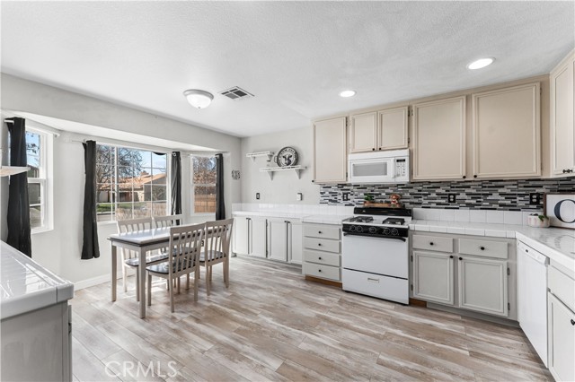 Detail Gallery Image 8 of 27 For 44840 Fenhold, Lancaster,  CA 93535 - 3 Beds | 2 Baths