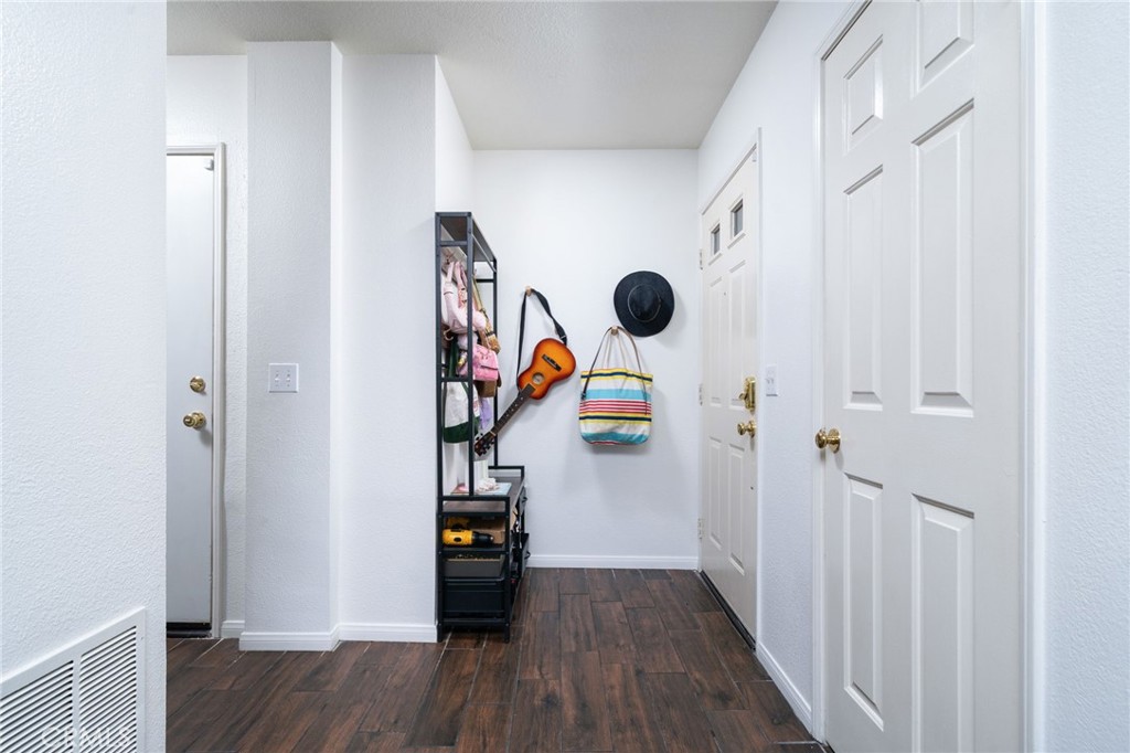https://media.crmls.org/medias/d8cbe280-703d-4295-8b6d-738497843993.jpg?preset=X-Large