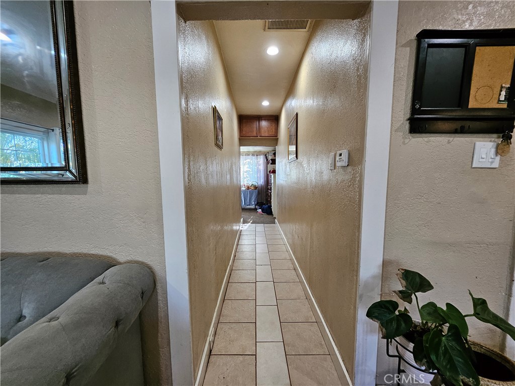 https://media.crmls.org/medias/d8cd165e-e010-4549-8ca4-53d55c132551.jpg?preset=X-Large