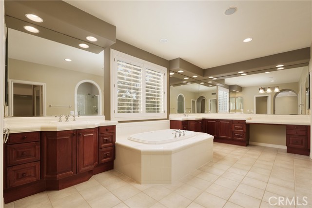 6471 Frampton Circle, Huntington Beach CA: https://media.crmls.org/medias/d8cd94d2-4c78-4da7-aabd-5dd26f8e2c8c.jpg