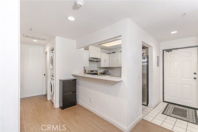 Detail Gallery Image 4 of 22 For 450 W Dryden St #104,  Glendale,  CA 91202 - 2 Beds | 2 Baths