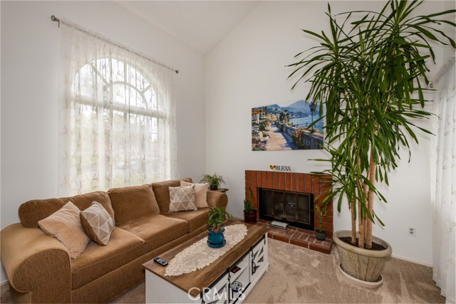 Detail Gallery Image 8 of 27 For 1228 W Woodcrest Street, Bloomington,  CA 92316 - 5 Beds | 2/1 Baths