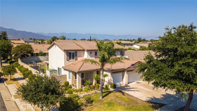 15138 Holiday Drive, Fontana CA: https://media.crmls.org/medias/d8d0bfaf-4984-4b2d-a5c7-f2b57f65e5d5.jpg