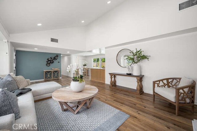 3221 Copa De Oro Drive, Los Alamitos CA: https://media.crmls.org/medias/d8d1a2cc-a812-4997-9f4c-595b4e4afeef.jpg