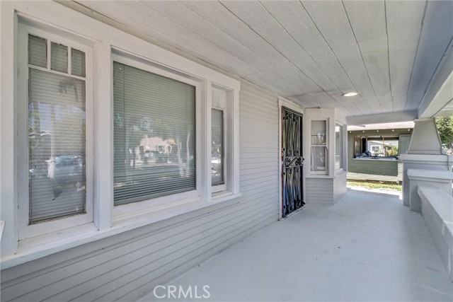 820 S Van Ness Avenue, Santa Ana CA: https://media.crmls.org/medias/d8d31f2a-7b2a-409c-b0cd-1269aaca793e.jpg