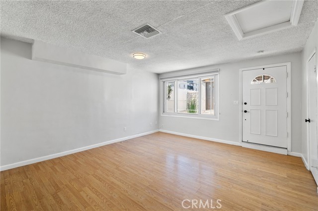 2109 N Dymond Street, Burbank CA: https://media.crmls.org/medias/d8d37050-7d6b-44bc-87db-2e211f599577.jpg