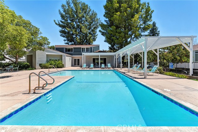 18221 Andrea N Circle, Northridge CA: https://media.crmls.org/medias/d8d46673-bb6c-46fa-ad15-16c6a7406bd0.jpg