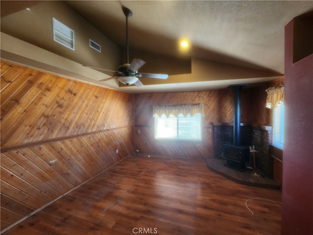 https://media.crmls.org/medias/d8d4c293-9253-4627-a7b0-0cd5ef639a38.jpg?preset=X-Large