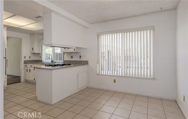Detail Gallery Image 8 of 22 For 526 Nottingham Dr, Redlands,  CA 92373 - 4 Beds | 2 Baths