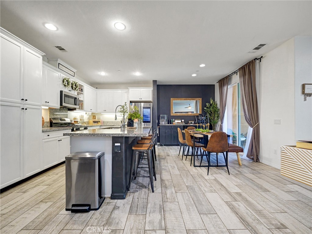 https://media.crmls.org/medias/d8d61eb7-47ba-46ea-befe-1d403438eeaa.jpg?preset=X-Large