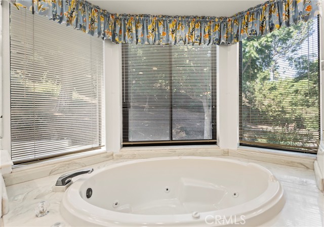 Detail Gallery Image 22 of 40 For 4720 Park Encino Ln #220,  Encino,  CA 91436 - 2 Beds | 2/1 Baths