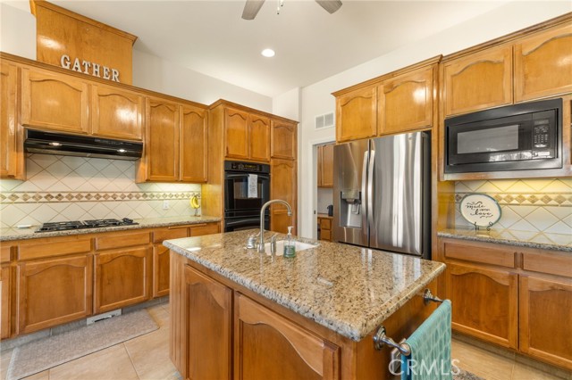 Detail Gallery Image 16 of 54 For 13946 Santa Fe Ct, Bakersfield,  CA 93314 - 4 Beds | 3 Baths