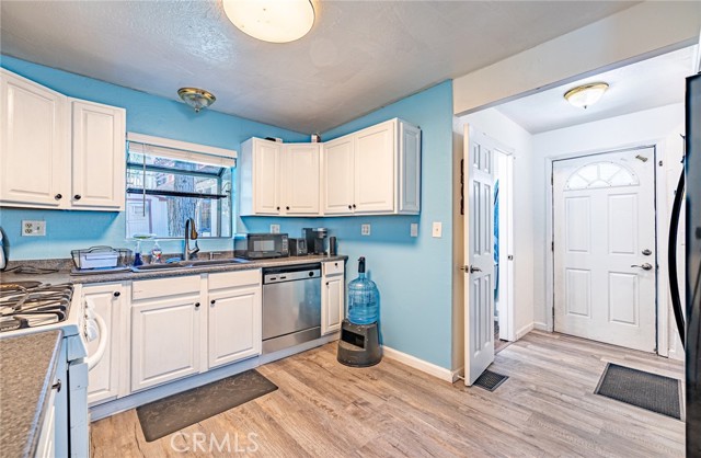 23120 Sycamore Lane, Crestline CA: https://media.crmls.org/medias/d8e16041-7b5e-404a-8796-58dde4b518be.jpg