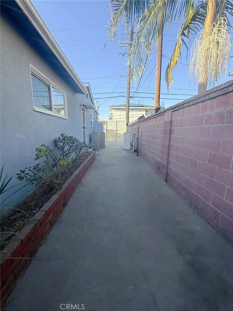 https://media.crmls.org/medias/d8e1a45f-93fa-4de3-a304-e7decaa42133.jpg?preset=X-Large