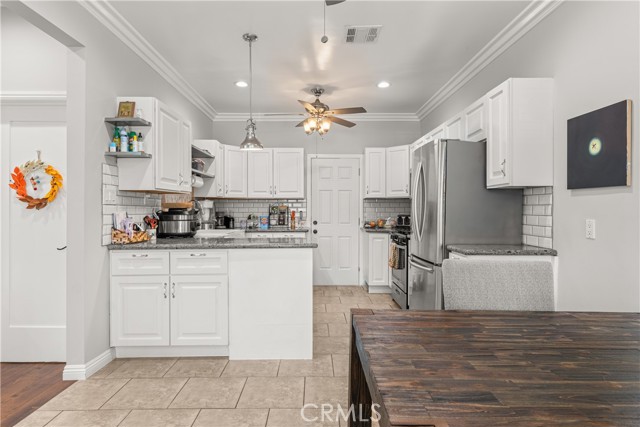 Detail Gallery Image 6 of 37 For 14835 Kittridge St, Van Nuys,  CA 91405 - 5 Beds | 3 Baths