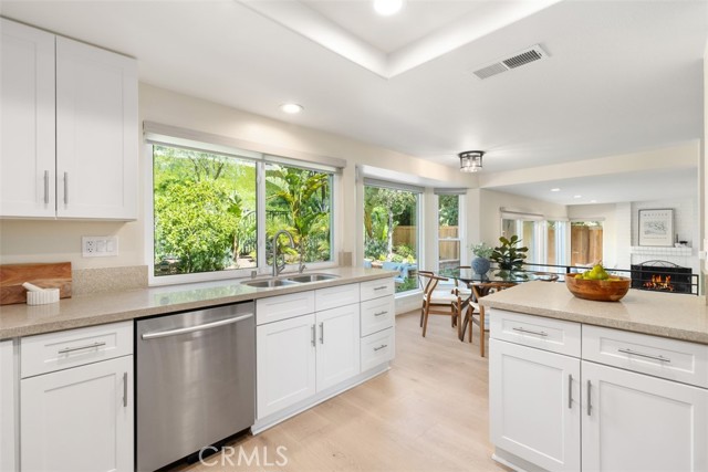 17 Silver Crescent, Irvine CA: https://media.crmls.org/medias/d8e4809e-97bd-46aa-b1dd-7869e02e683c.jpg