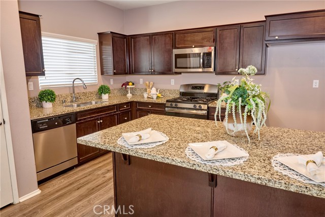 Detail Gallery Image 8 of 49 For 16782 Buttonwood, Fontana,  CA 92336 - 4 Beds | 3 Baths