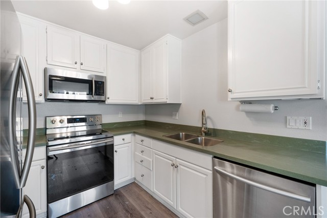 Detail Gallery Image 5 of 28 For 24 Seaside, Newport Beach,  CA 92663 - 2 Beds | 2 Baths