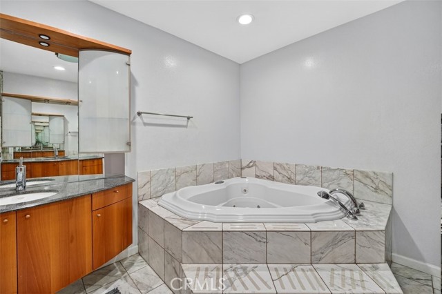 Detail Gallery Image 23 of 32 For 23039 Park Privado, Calabasas,  CA 91302 - 3 Beds | 3 Baths