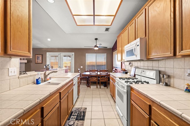 Detail Gallery Image 14 of 34 For 12403 San Dimas, Victorville,  CA 92392 - 4 Beds | 3 Baths