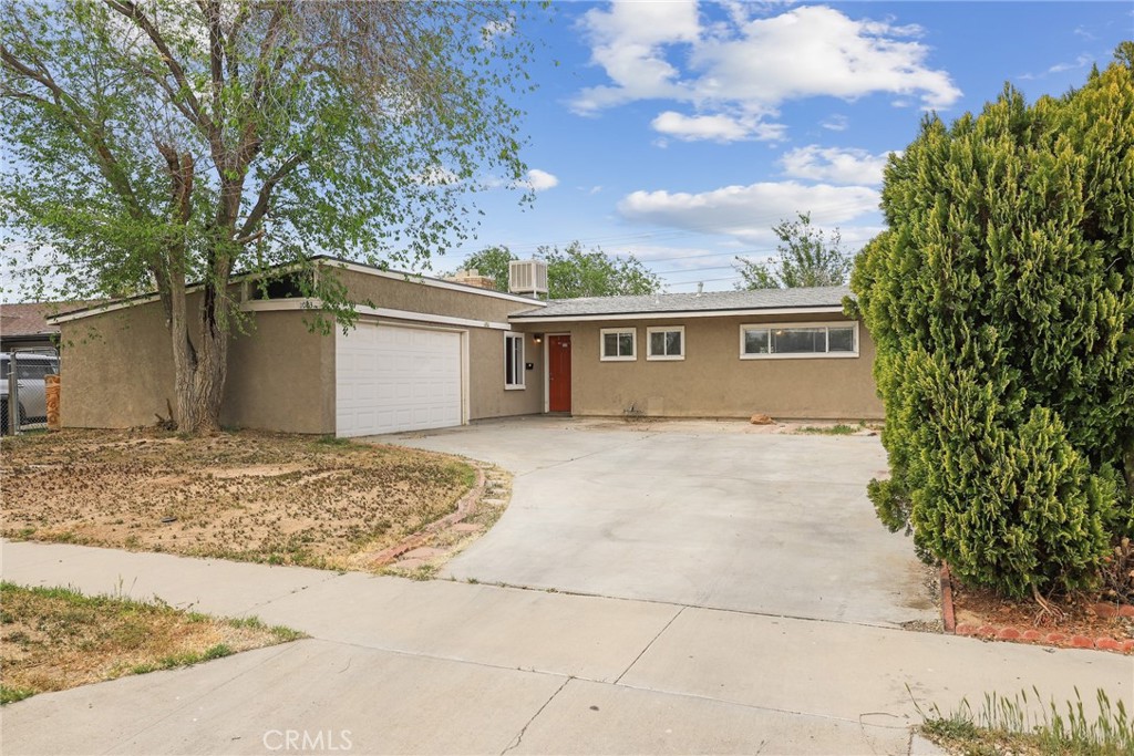 1023 W Avenue H2