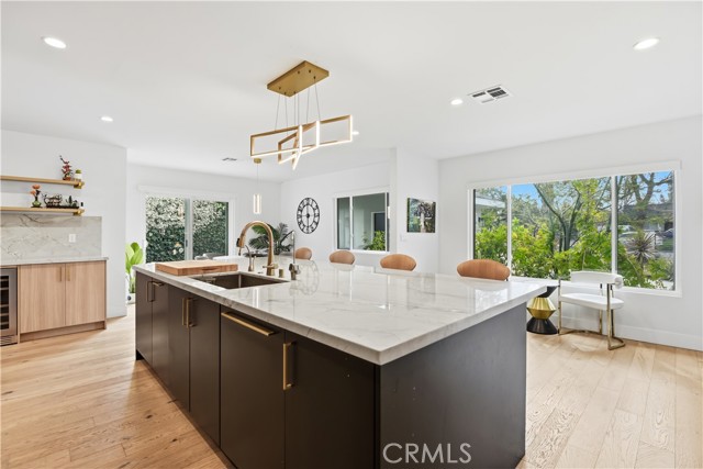 Detail Gallery Image 6 of 36 For 22637 Erwin St, Woodland Hills,  CA 91367 - 6 Beds | 5/1 Baths