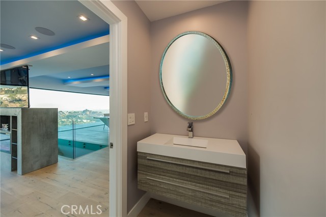 Detail Gallery Image 22 of 75 For 8401 Wyndham Rd, Hollywood Hills,  CA 90046 - 5 Beds | 6 Baths