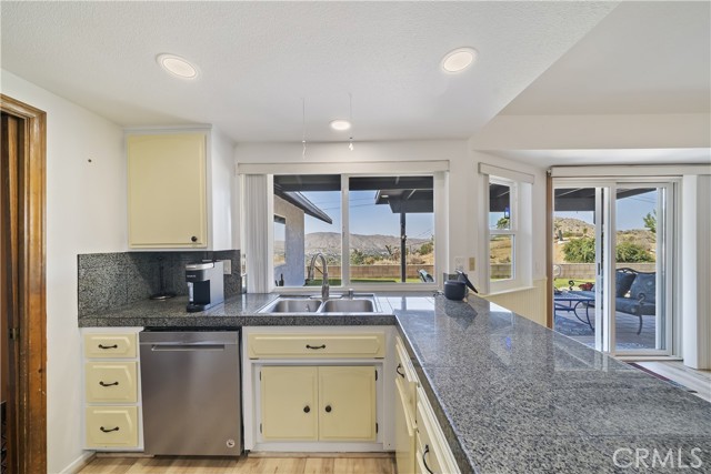 55578 Free Gold Drive, Yucca Valley CA: https://media.crmls.org/medias/d8f5c177-0392-4c24-886b-d7ad834e49fd.jpg