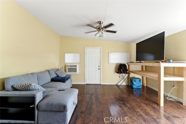 8876 Cypress Avenue, Riverside CA: https://media.crmls.org/medias/d8f5ef78-ad79-4f9e-8a2c-2d2b1488fa2d.jpg