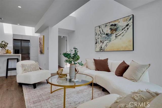 Detail Gallery Image 3 of 27 For 6919 Knowlton Place, Los Angeles,  CA 90045 - 3 Beds | 4 Baths