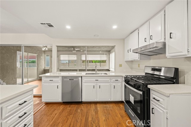 1830 Silver Oak Way, Hemet CA: https://media.crmls.org/medias/d8fbb2c1-2f7b-4d47-9610-96abed59cb84.jpg