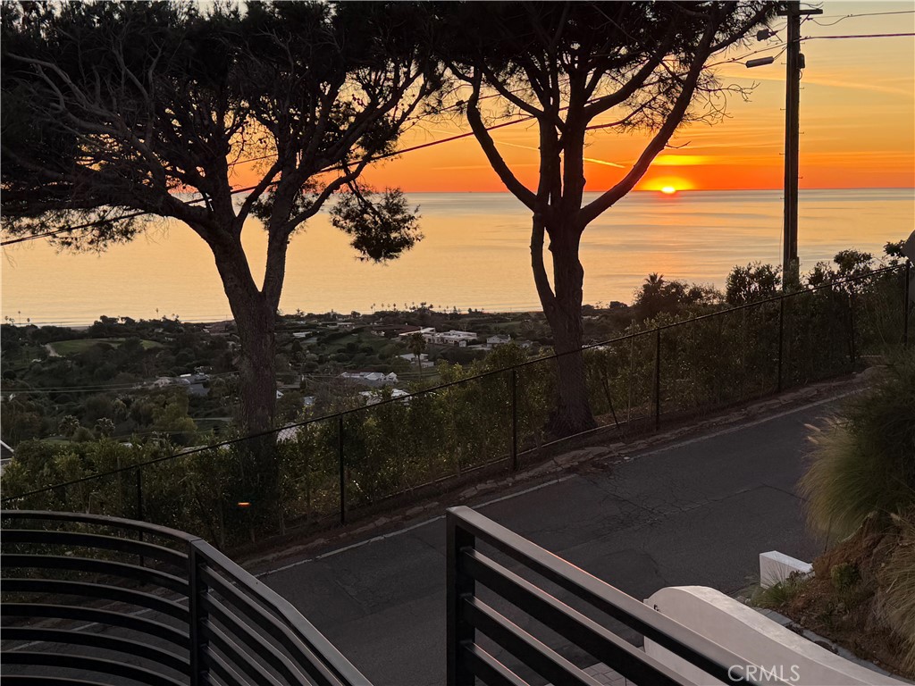 https://media.crmls.org/medias/d8fce3cb-cd9f-42b2-bf4a-3c97df5d5489.jpg?preset=X-Large